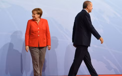 Nhà lãnh đạo Đức Merkel (trái) và lãnh đạo Thổ Nhĩ Kỳ Erdogan. Ảnh: Reuters.
