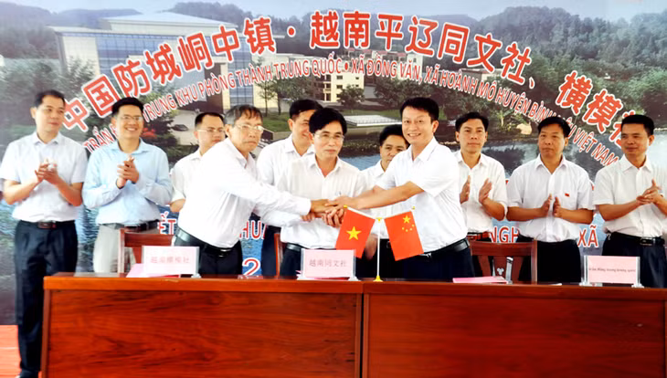 Lễ ký kết nghĩa hữu nghị giữa xã Đồng Văn, xã Hoành Mô (Bình Liêu) với trấn Động Trung (Trung Quốc).