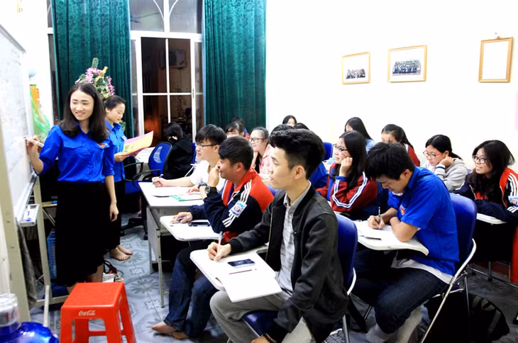 Thành Đoàn Hạ Long xây dựng chương trình dạy tiếng Anh cho các tình nguyện viên trước khi truyền đạt đến người dân. (Ảnh do Thành Đoàn Hạ Long cung cấp)