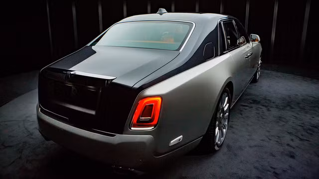 Đằng sau Rolls-Royce Phantom 2018 xuất hiện kính chắn gió dốc và được bao quanh bằng đường viền bằng thép không gỉ tương tự.