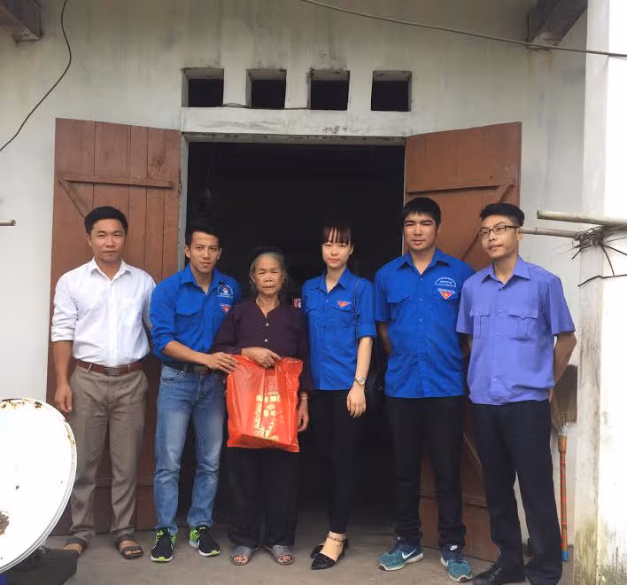 Đoàn viên thanh niên Đoàn khối Nội chính huyện Tiên Yên thăm, tặng quà bà Nông Thị Hang là vợ liệt sỹ.