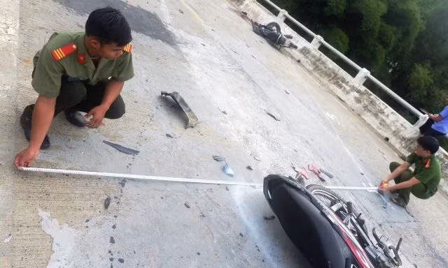 Công an huyện Phước Sơn tiếp cận hiện trường, làm rõ nguyên nhân vụ tai nạn khiến ba thanh niên thiệt mạng.