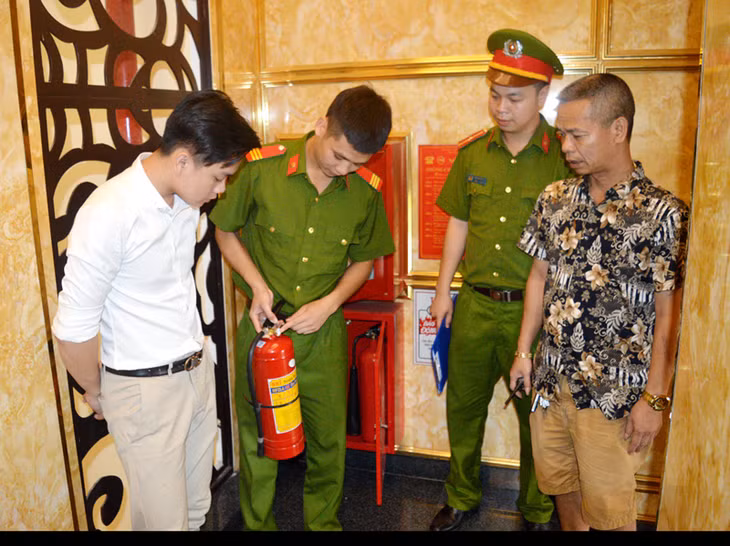 Cán bộ, chiến sĩ Phòng Cảnh sát PCCC số 2 kiểm tra chất lượng bình chữa cháy tại một cơ sở kinh doanh karaoke trên địa bàn TP Cẩm Phả.