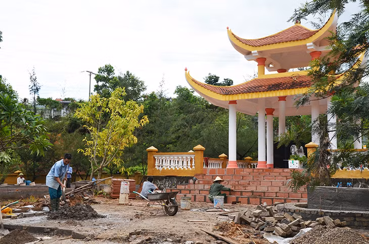 Thi công chỉnh trang, nâng cấp công trình nhà bia ghi tên liệt sĩ xã Thống Nhất, huyện Hoành Bồ.