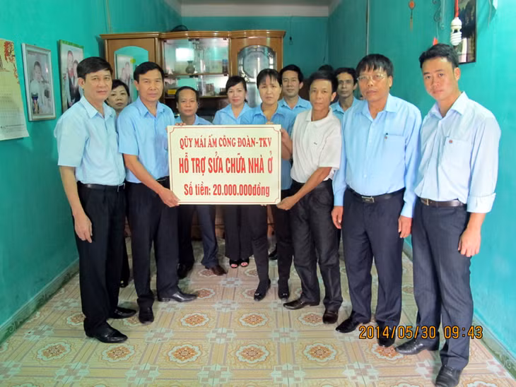 Trao tiền hỗ trợ của Quỹ Mái ấm Công đoàn - TKV cho gia đình công nhân Dương Ánh Sao, Phòng Bảo vệ - Quân sự Công ty CP Than Cao Sơn - Vinacomin.
