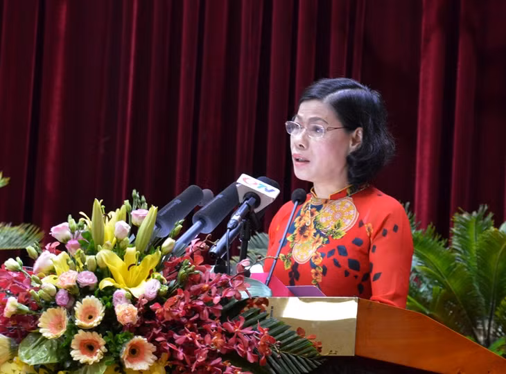 Giám đốc Sở Nội vụ, Nguyễn Thị Hạnh, trình bày các tờ trình tại kỳ họp.