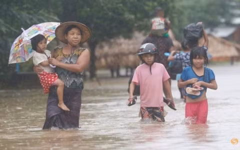 Mưa lũ gây lụt lội nhiều khu vực tại Philippines. Ảnh: Reuters