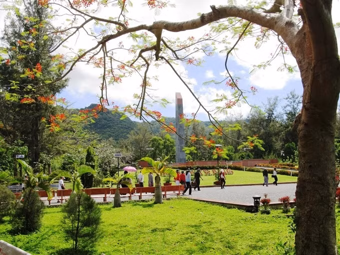 Nghĩa trang Hàng Dương, Côn Đảo, Bà Rịa - Vũng Tàu Hàng Dương là nghĩa trang lớn nhất tại Côn Đảo, nơi chôn cất hàng chục nghìn chiến sĩ cách mạng và người yêu nước Việt Nam qua nhiều thế hệ bị tù đày. Nghĩa trang Hàng Dương rộng hơn 190.000 m2, gồm 3 khu A, B và C. Du khách đến Côn Đảo thường ghé thăm nghĩa trang này, đặc biệt là khu mộ chị Võ Thị Sáu. Ảnh: Panoramio.