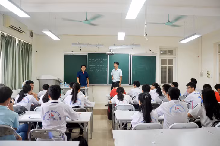 Tiến sĩ Lưu Bá Thắng (bên trái), giảng viên Khoa Toán tin, Trường Đại học Sư phạm Hà Nội ôn luyện kiến thức cho học sinh đội tuyển Toán của Trường THPT Chuyên Hạ Long.