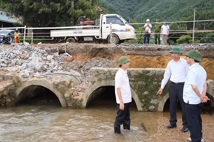 Kiểm tra vị trí ngập úng tại Tỉnh lộ 326, đoạn qua thôn Đồng Mậu, xã Dương Huy, TP Cẩm Phả.