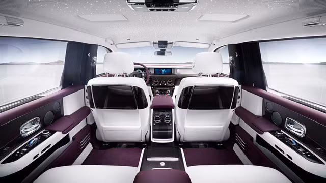 Thiết kế tổng thể của nội thất bên trong Rolls-Royce Phantom 2018 gần như không thay đổi so với phiên bản cũ. Hãng Rolls-Royce chỉ thổi làn gió mới cho nội thất của Phantom 2018 bằng ghế trước thoải mái hơn và có thêm tấm gỗ đằng sau, lấy cảm hứng từ loại ghế Eames Lounge Chair đình đám ra đời vào năm 1956.