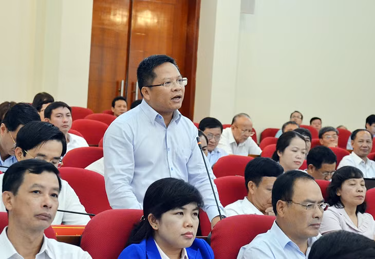 Lãnh đạo BHXH tỉnh trả lời chất vấn tại kỳ họp thứ 5, HĐND tỉnh khoá XIII. Ảnh: Thanh Tùng