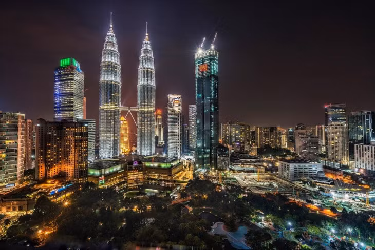 1. Tháp đôi Petronas: Tòa tháp đôi Petronas là công trình nổi tiếng nhất của Kuala Lumpur mà không một ai khi tới đây có thể bỏ qua. Tòa tháp cao 452 m với 88 tầng này từng là tòa tháp cao nhất thế giới, cũng là nơi được lựa chọn chụp hình nhiều nhất. Đại hội Thể thao Đông Nam Á (SEA Games) lần thứ 29 sẽ diễn ra tại Kuala Lumpur từ 19-30/8. Ảnh: Yuantien/ Instagram.
