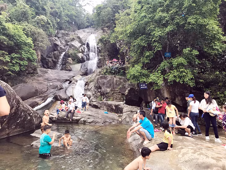 Khách du lịch tham quan thác Khe Vằn, huyện Bình Liêu.