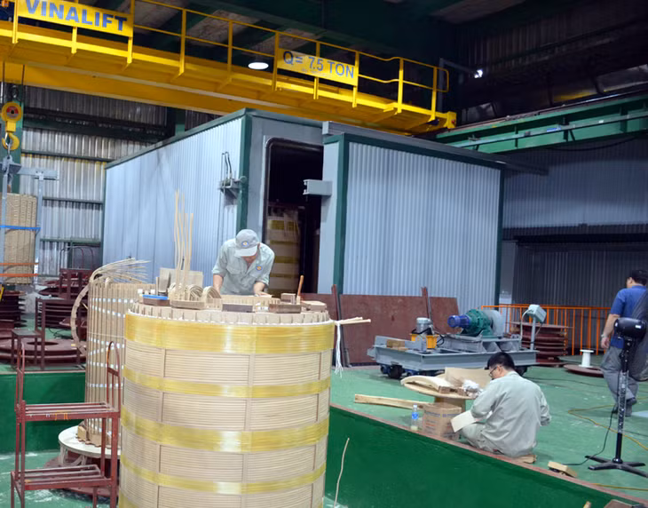 Công nhân Công ty CP Thiết bị điện Cẩm Phả thực hiện công đoạn làm máy biến áp.