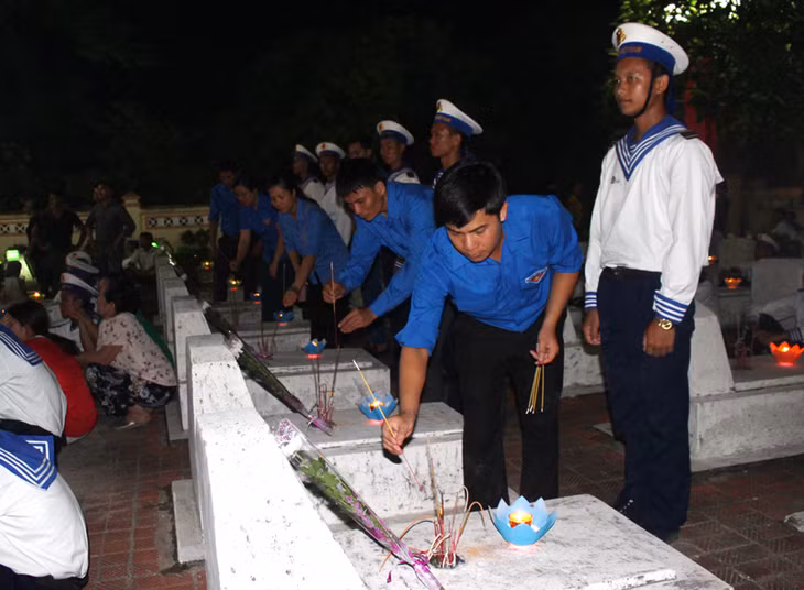 Tuổi trẻ TX Quảng Yên thắp hương các phần mộ liệt sĩ tại Nghĩa trang Liệt sĩ thị xã.