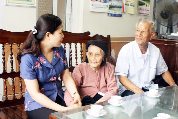 Đồng chí Đỗ Thị Lan, Uỷ viên Ban Thường vụ Tỉnh uỷ, Trưởng Đoàn Đại biểu Quốc hội tỉnh thăm hỏi Bà mẹ Việt Nam Anh hùng Đỗ Thị Ninh ở khu Cổng Bấc, phường Cộng Hoà, TX Quảng Yên.