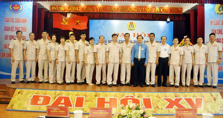 Đại biểu chúc BCH Công đoàn Cục Hải quan Quảng Ninh khóa VX, nhiệm kỳ 2017-2022.
