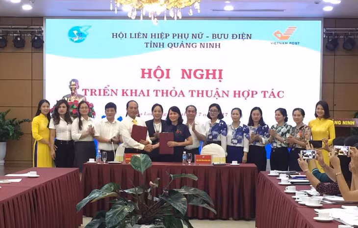 Hội LHPN tỉnh và Bưu điện tỉnh Quảng Ninh ký kết thỏa thuận hợp tác.