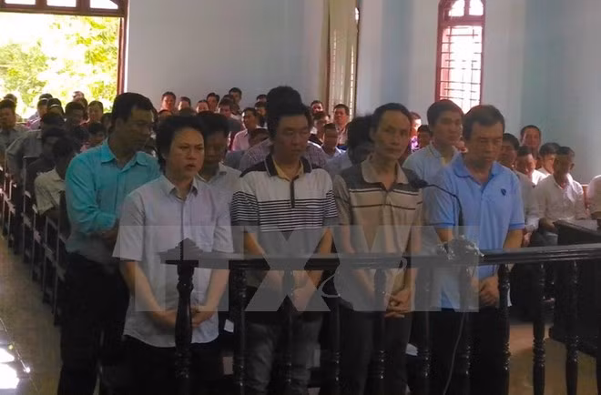 Các bị cáo trước vành móng ngựa tại phiên xét xử sơ thẩm. (Ảnh: Thanh Sang/TTXVN)