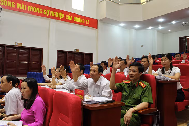Các đại biểu biểu quyết thông qua các nghị quyết