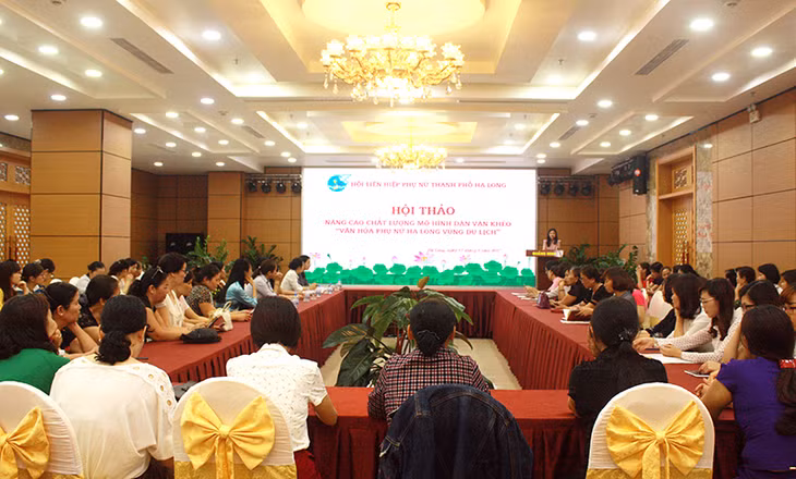 Hội LHPN TP Hạ Long tổ chức hội thảo nâng cao chất lượng mô hình dân vận khéo “Văn hoá phụ nữ Hạ Long vùng du lịch”. Ảnh: NGUYỄN DUNG