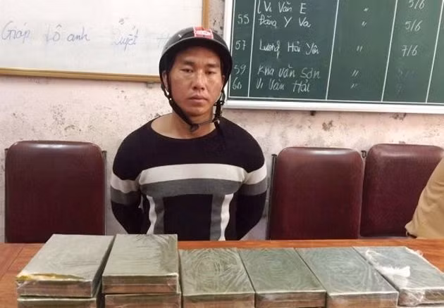 Đối tượng cùng 20 bánh heerroin tang vật (ảnh do Công an Tương Dương cung cấp).