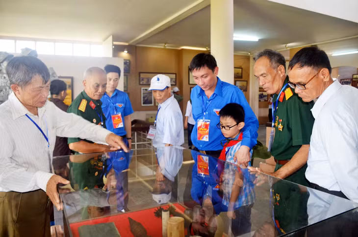 Đoàn tham quan Nhà trưng bày các chứng tích chiến tranh tại Thành cổ...