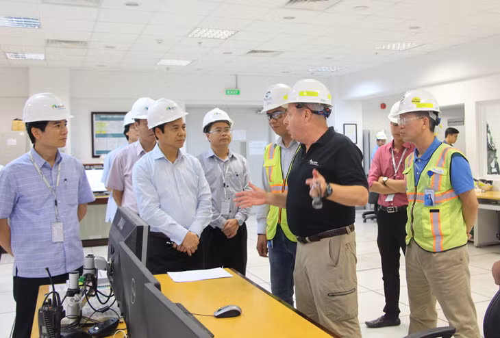 Đồng chí Đặng Huy Hậu, Phó Chủ tịch Thường trực UBND tỉnh kiểm tra Trung tâm điều hàn Nha máy Nhiệt BOT Mông Dương 2