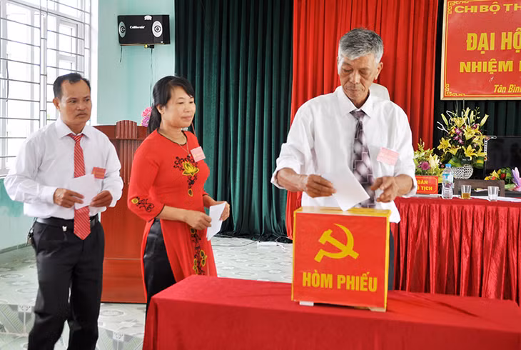 Các đại biểu bỏ phiếu bầu Bí thư chi bộ nhiệm kỳ 2017-2020 tại Đại hội chi bộ thôn Đông Sơn (xã Tân Bình, Đầm Hà).