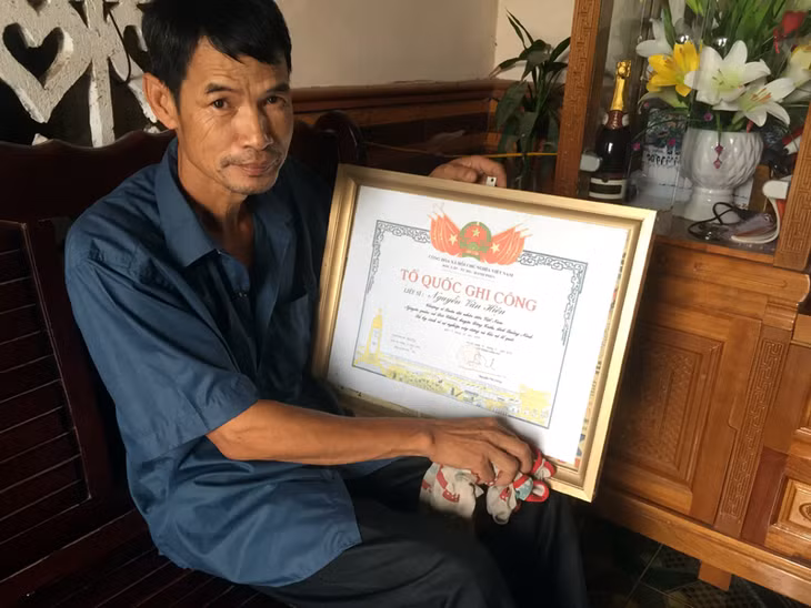 Ông Nguyễn Văn Chiến, khu 6, phường Đức Chính, TX Đông Triều bên Bằng Tổ quốc Ghi công của anh trai - liệt sĩ Nguyễn Văn Hiện.