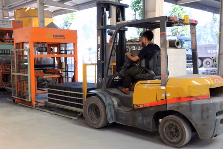 Sản xuất gạch không nung tại nhà máy của Công ty TNHH Đầu tư và Thương mại Quang Minh (phường Quang Hanh, TP Cẩm Phả).
