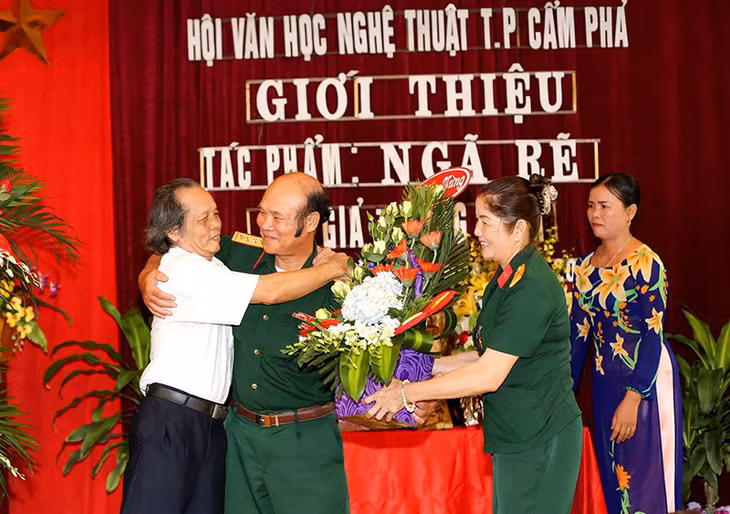 Đồng đội và bạn văn chúc mừng tác giả Tùng Lâm ra mắt tiểu thuyết mới.