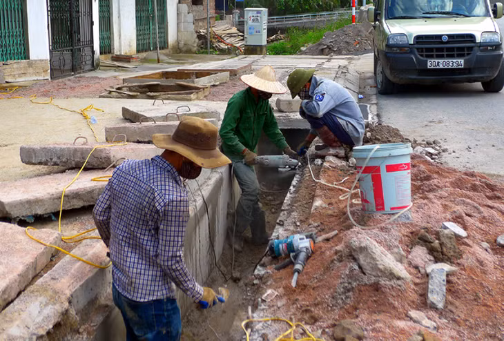 Khơi thông đất đá trong lòng rãnh thoát nước, bổ sung hoặc thay thế những đoạn bị hư hỏng dọc tuyến quốc lộ 18A.