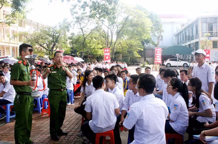 Cán bộ Phòng Cảnh sát điều tra tội phạm về ma tuý (Công an tỉnh) tuyên truyền phòng, chống ma tuý tại Trường THPT Cẩm Phả.