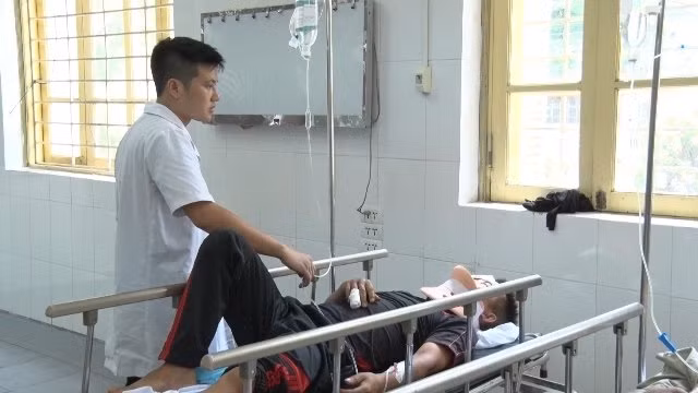 Các nạn nhân đang được cấp cứu tại Bệnh viện đa khoa tỉnh Hà Nam.