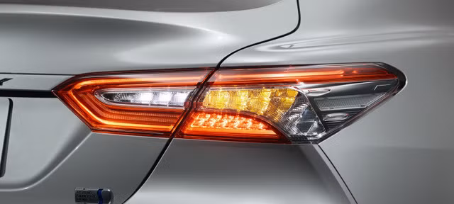 Ngoài ra, trong cụm đèn hậu của Toyota Camry Hybrid 2018 tại Nhật Bản cũng không có chi tiết màu vàng như xe ở Mỹ.