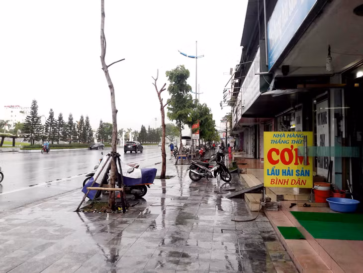 Không ít đoạn phố vẫn phổ biến tình trạng xe mô tô để tràn lan, lấn chiếm vỉa hè, lòng đường.