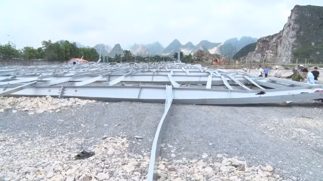 Hiện trường vụ sập nhà xưởng.