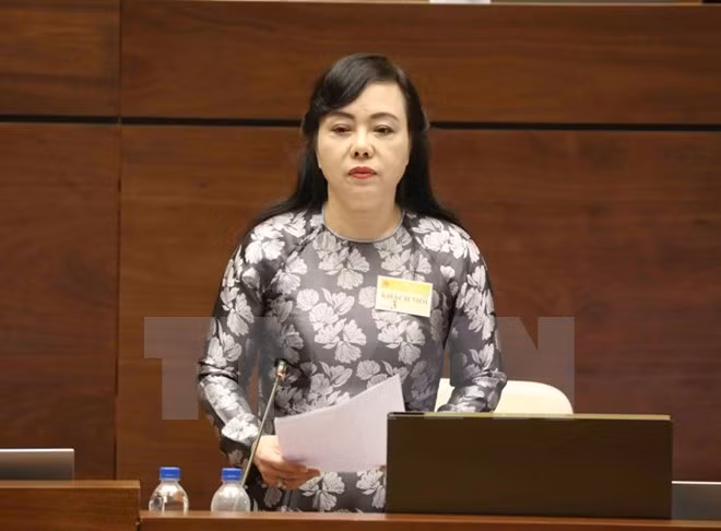 Bộ trưởng Bộ Y tế trả lời chất vấn trước quốc hội. (Ảnh: TTXVN)