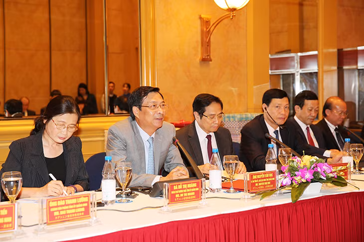 Đồng chí Nguyễn Văn Đọc, Bí thư Tỉnh ủy, Chủ tịch HĐND tỉnh giới thiệu khái quát một số thành tựu, tiềm năng, thế mạnh của Quảng Ninh.