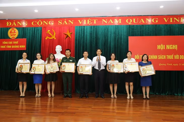Trao bằng khen cho một số các doanh nghiệp tại Hội nghị