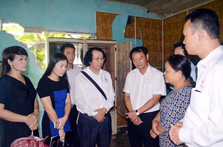 Hội Doanh nhân trẻ tỉnh thăm, trao hỗ trợ cho gia đình bà Cao Tuyết Phương (phường Hà Lầm, TP Hạ Long) gặp nạn trong đợt mưa lụt lịch sử năm 2015.
