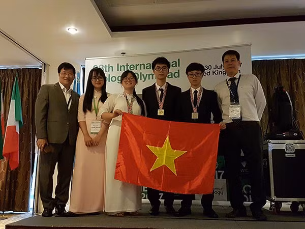 Đội tuyển học sinh Việt Nam tham dự Olympic Sinh học quốc tế năm 2017 lần thứ 28 được tổ chức ở London, Vương quốc Anh. Nguồn ảnh: Bộ GD&ĐT