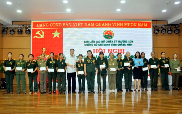 tặng quà cho các hội viên có hoàn cảnh khó khăn.