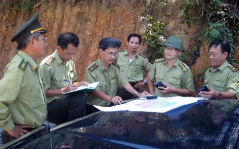 Chi cục Kiểm lâm thành phố đề nghị các cơ quan chức năng thành phố vào cuộc điều tra, xử lý các đối tượng uy hiếp gia đình kiểm lâm viên Nguyễn Hữu Vinh .
