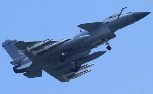 Chiếc J-10 mang tên lửa được cho là PL-15.