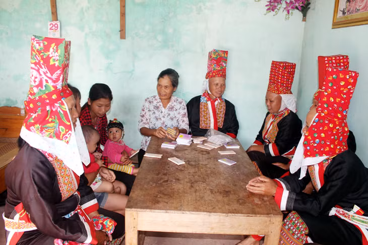 Bà Trịnh Thị Hiền (áo sáng màu), Trưởng Ban công tác Mặt trận thôn Phiêng Sáp, xã Đồng Tâm, huyện Bình Liêu, vận động chị em phụ nữ thôn Phiêng Sáp sử dụng thuốc tránh thai an toàn. Ảnh: HOÀNG GÁI (CTV)