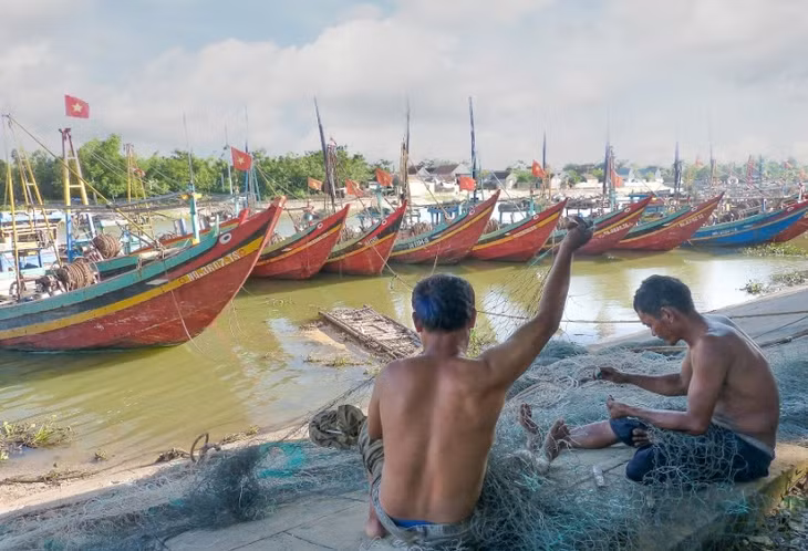  Việc thường làm giữa hai chuyến ra khơi.