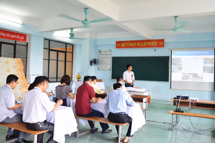 Giáo viên nghề Điện tham dự giảng tại hội giảng giáo viên nghề cấp tỉnh 2017